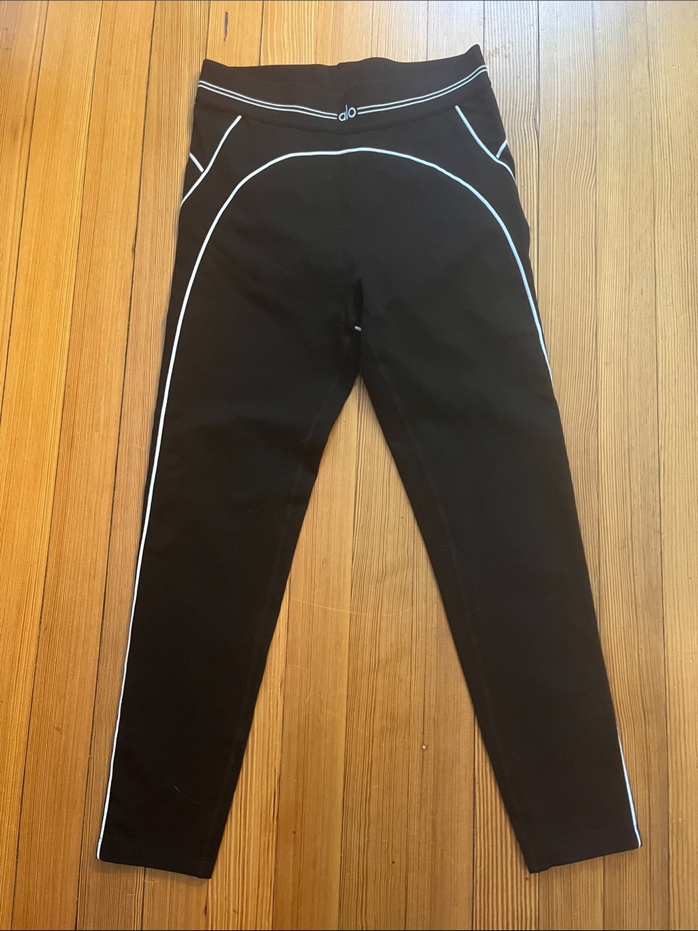 Airbrush High-Waist Heart Throb Legging - Black with white piping